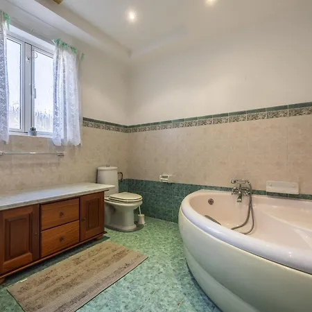 Tranquil Mansion - 3 Bed, Pool, Bbq & Gaming Villa *