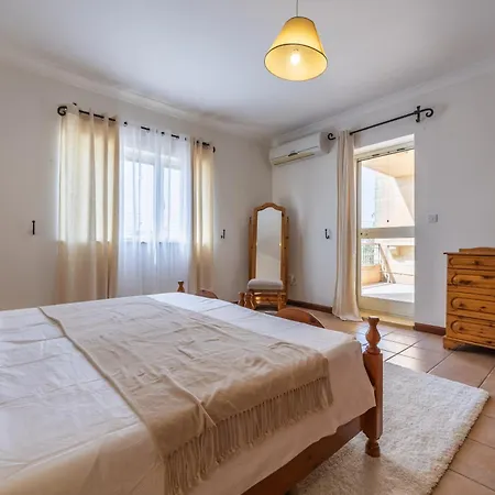 Tranquil Mansion - 3 Bed, Pool, Bbq & Gaming *