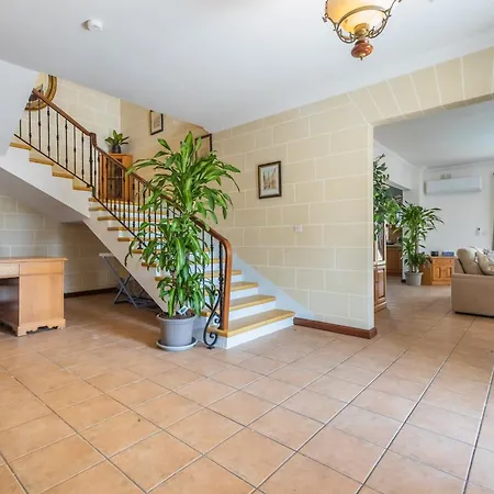 Tranquil Mansion - 3 Bed, Pool, Bbq & Gaming *