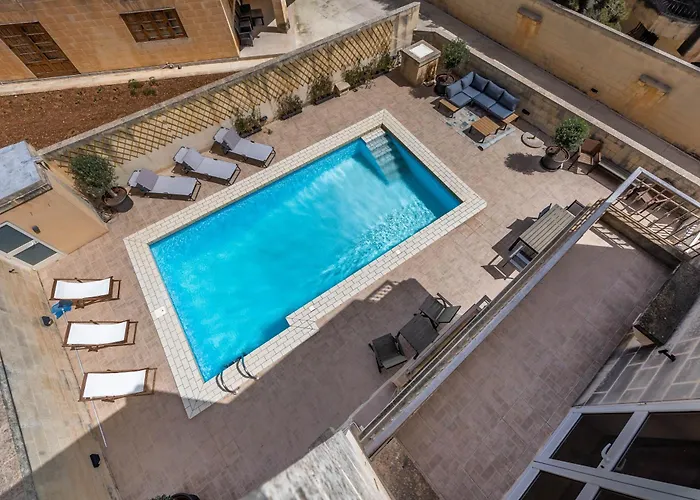 Tranquil Mansion - 3 Bed, Pool, Bbq & Gaming Villa