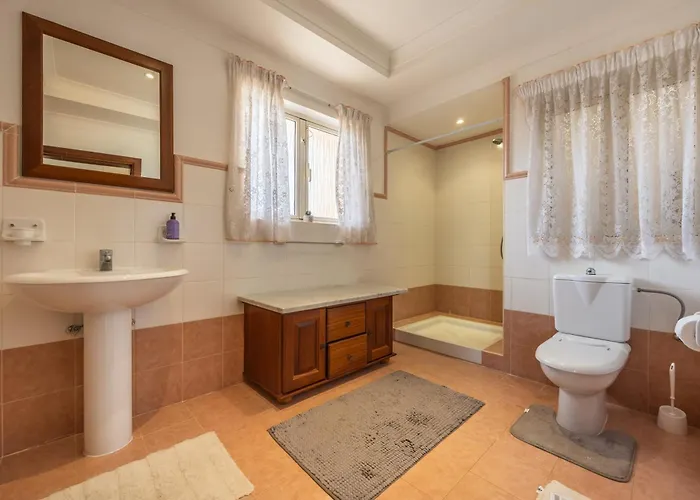 Tranquil Mansion - 3 Bed, Pool, Bbq & Gaming