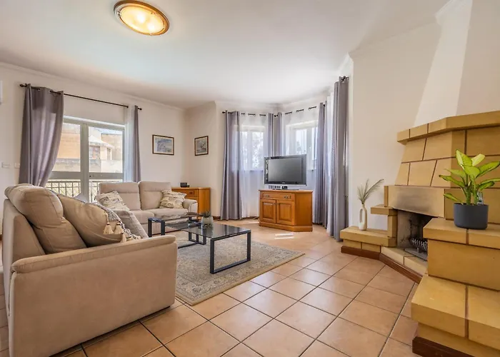 Villa Tranquil Mansion - 3 Bed, Pool, Bbq & Gaming