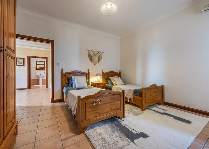 Tranquil Mansion - 3 Bed, Pool, Bbq & Gaming Villa *