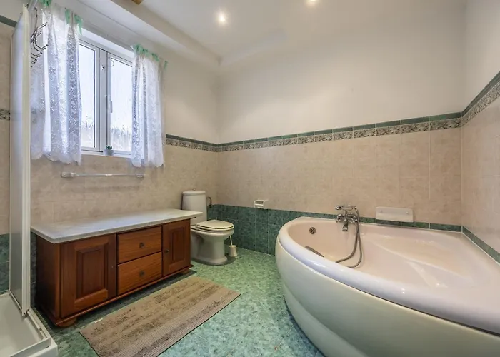 Tranquil Mansion - 3 Bed, Pool, Bbq & Gaming Villa *