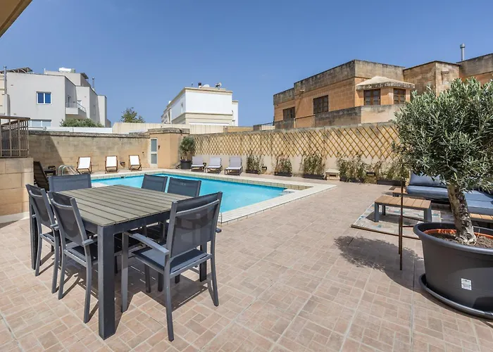 Tranquil Mansion - 3 Bed, Pool, Bbq & Gaming Villa *