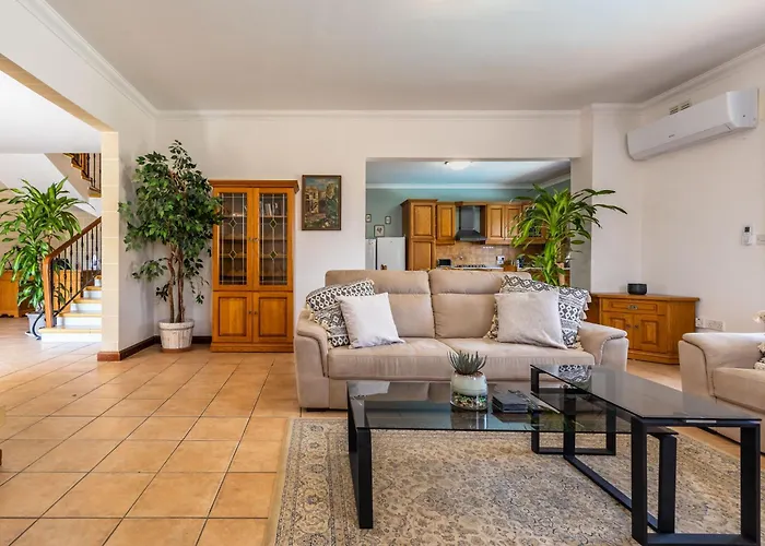 Villa Tranquil Mansion - 3 Bed, Pool, Bbq & Gaming