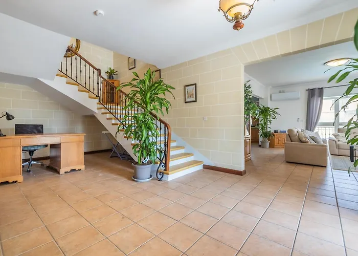 Tranquil Mansion - 3 Bed, Pool, Bbq & Gaming *