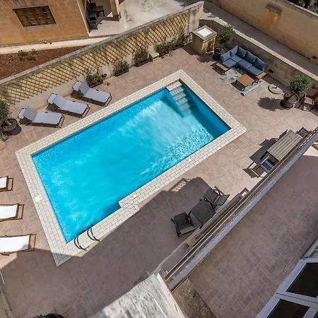 Tranquil Mansion - 3 Bed, Pool, Bbq & Gaming Villa