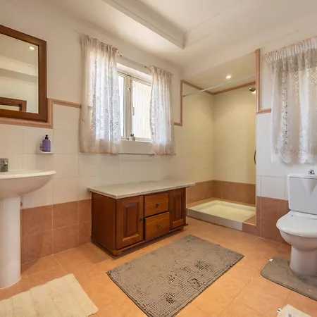 Tranquil Mansion - 3 Bed, Pool, Bbq & Gaming
