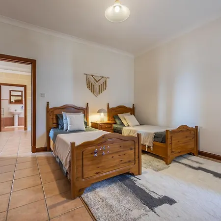 Tranquil Mansion - 3 Bed, Pool, Bbq & Gaming Villa *