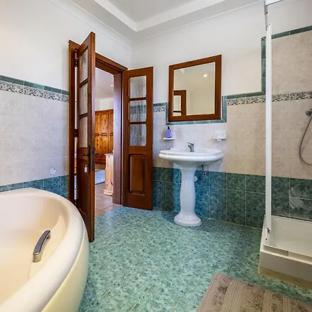 Tranquil Mansion - 3 Bed, Pool, Bbq & Gaming Vila *