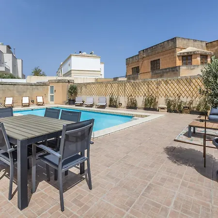 Tranquil Mansion - 3 Bed, Pool, Bbq & Gaming Villa *