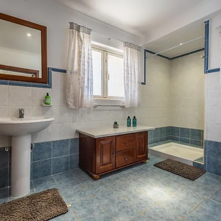 Tranquil Mansion - 3 Bed, Pool, Bbq & Gaming Villa