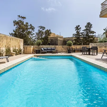 Vila Tranquil Mansion - 3 Bed, Pool, Bbq & Gaming *