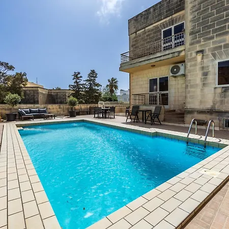 Tranquil Mansion - 3 Bed, Pool, Bbq & Gaming *