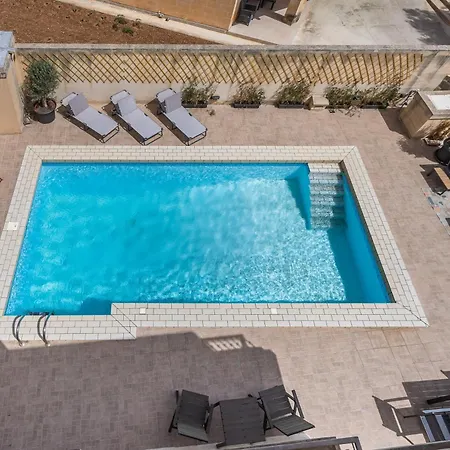 Tranquil Mansion - 3 Bed, Pool, Bbq & Gaming *