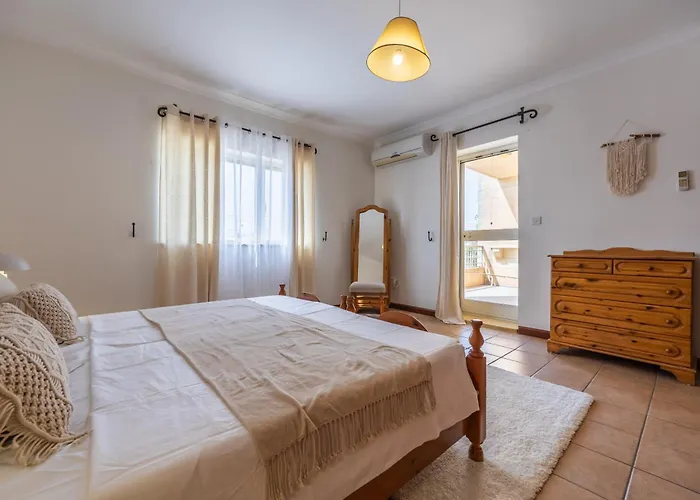 Tranquil Mansion - 3 Bed, Pool, Bbq & Gaming *