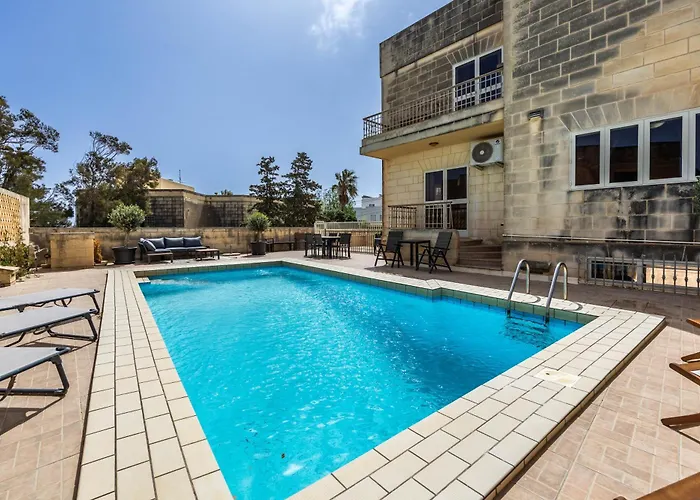 Tranquil Mansion - 3 Bed, Pool, Bbq & Gaming *