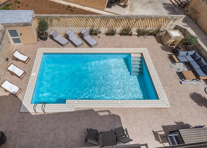 Tranquil Mansion - 3 Bed, Pool, Bbq & Gaming *